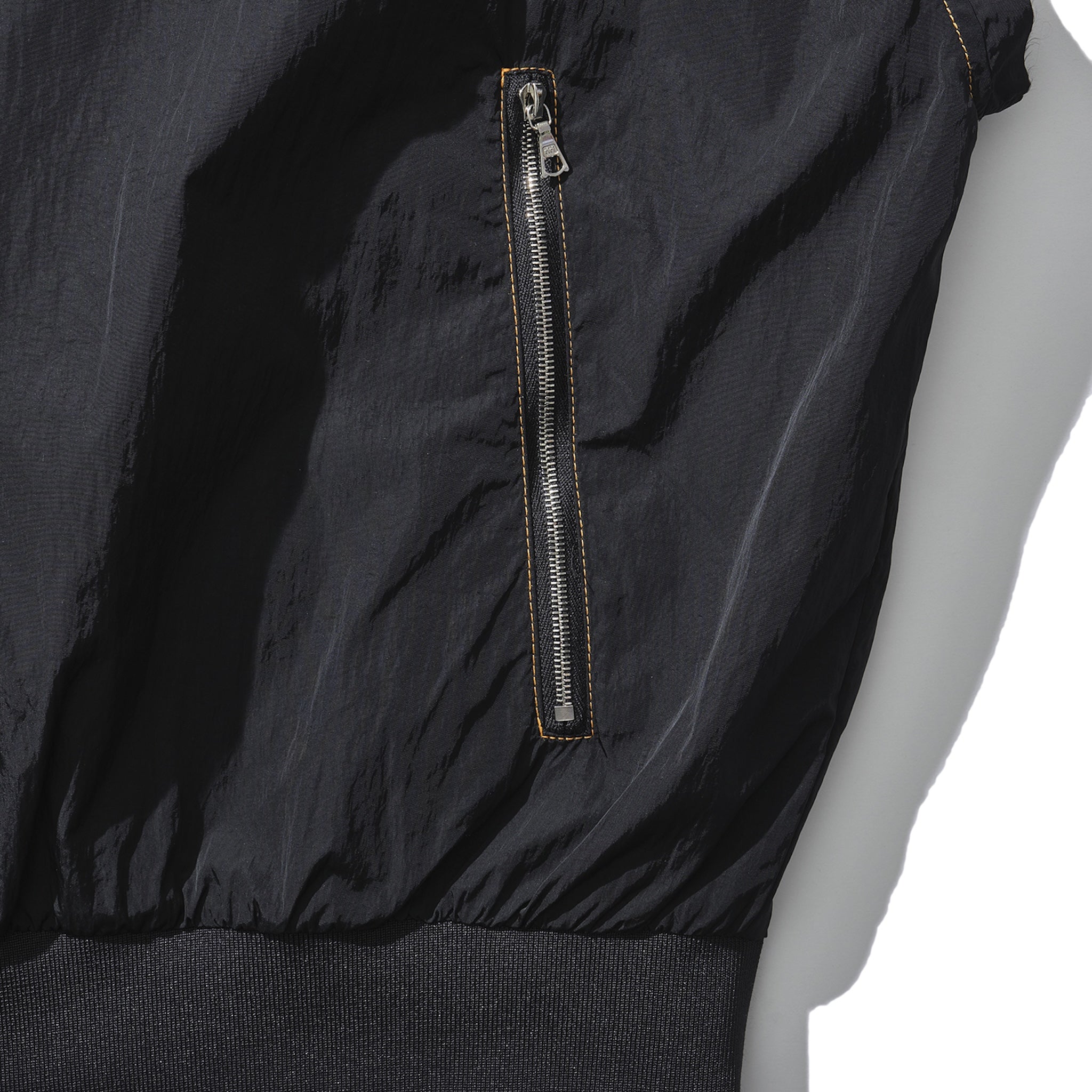 OFF SLEEVE NYLON JACKET BLACK